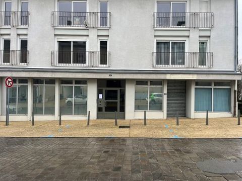 Venez implanter votre activit&eacute; au c�ur de Mehun-sur-Y&egrave;vre dans un local spacieux de 245m2, modulable et facilement accessible. 1177 18500 Mehun sur yevre