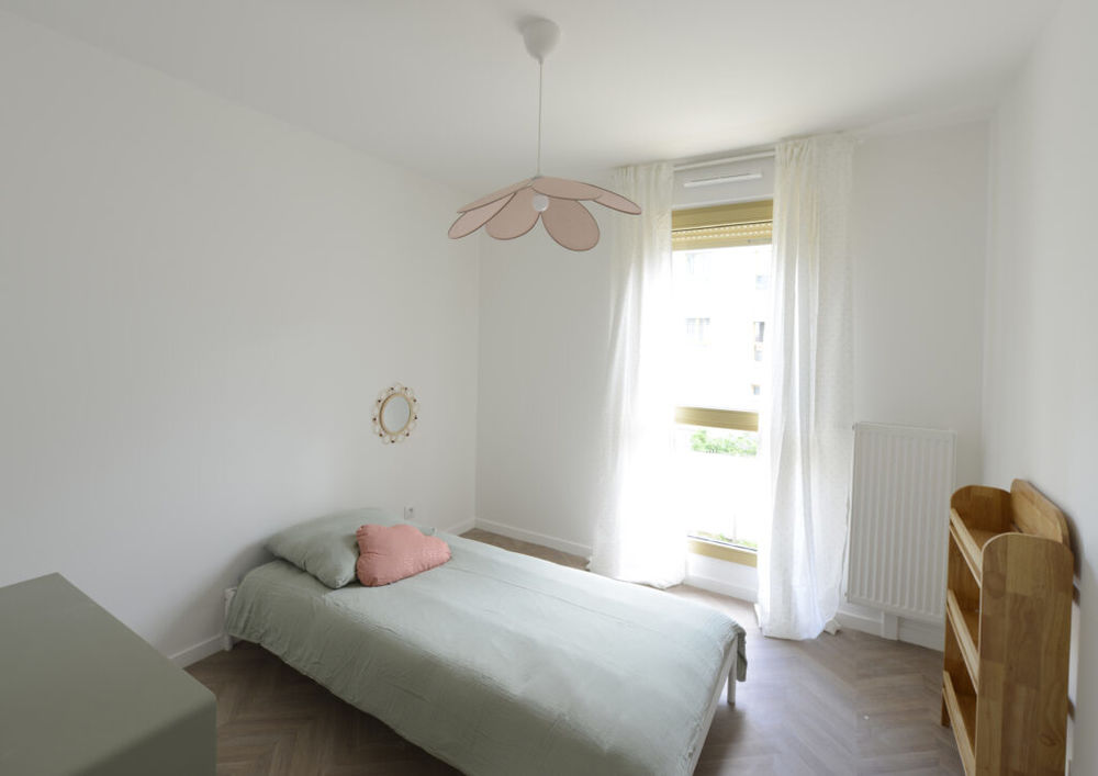 A 25 km à l'est de Paris, à moins de 10 km du parc d'att....