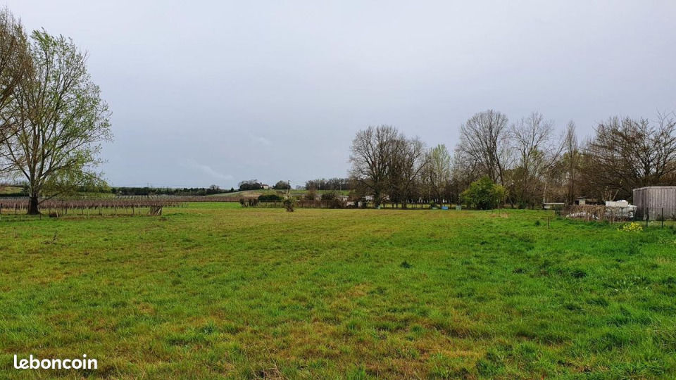 TERRAIN À CONSTRUIRE D'UNE SURFACE DE 850 M² Ce t....