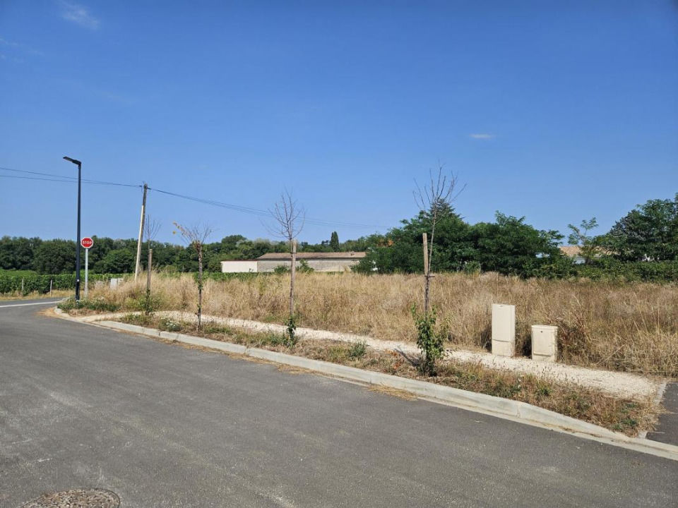 TERRAIN À CONSTRUIRE DE 600 M² À CROIGNON, PROCHE DE BOR....