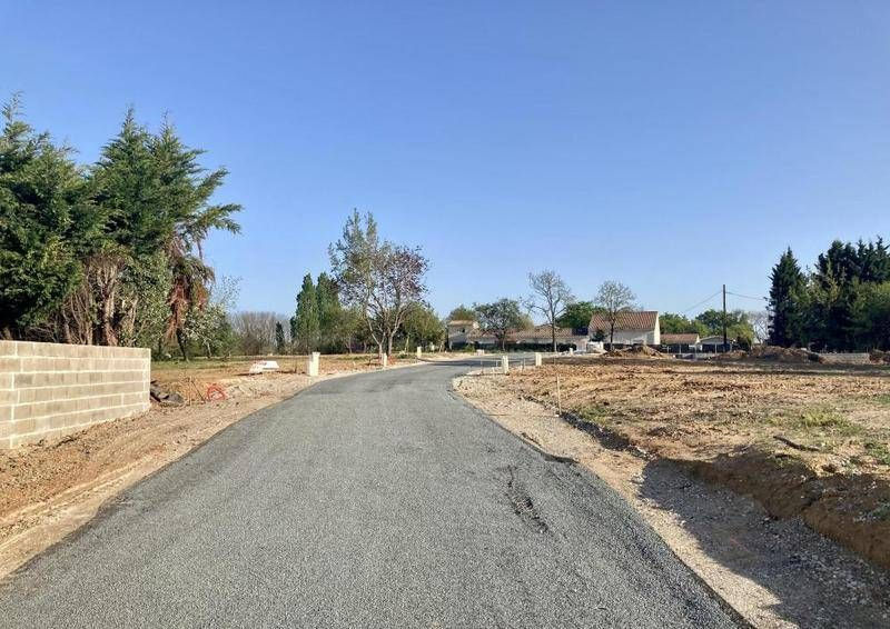 TERRAIN À CONSTRUIRE DE 550 M² À NAUJAN-ET-POSTIAC, PROC....