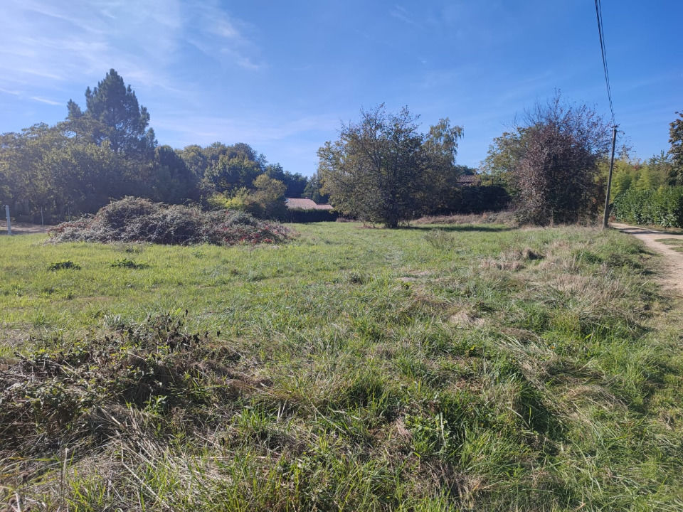TERRAIN À CONSTRUIRE DE 1100 M² IDÉALEMENT SITUÉ À SAINT....