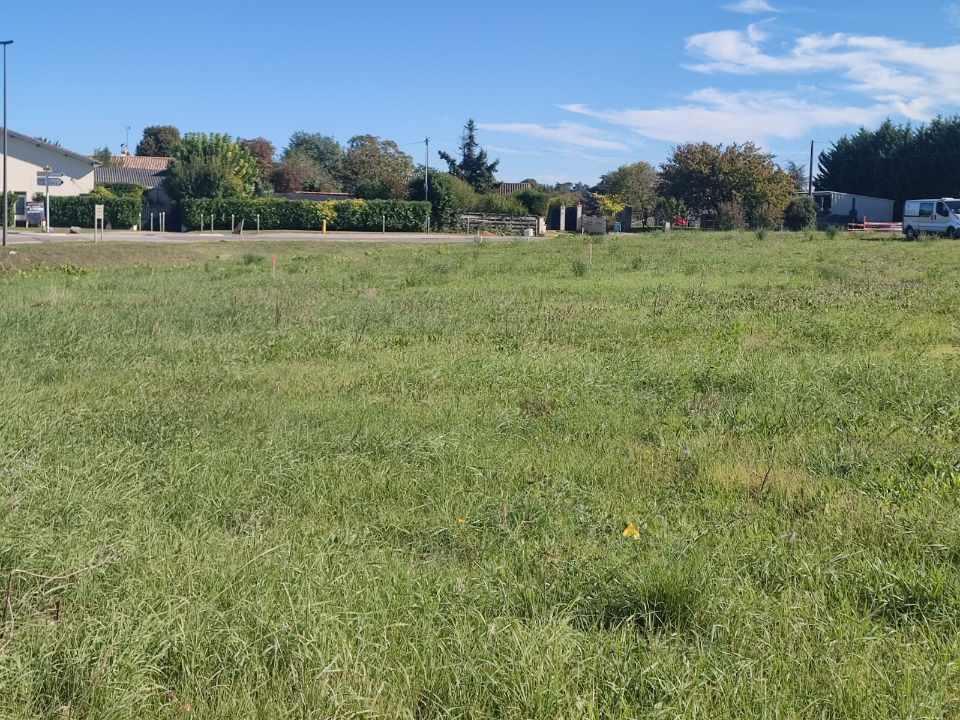 TERRAIN À CONSTRUIRE DE 600 M² IDÉALEMENT SITUÉ À SAINT-....