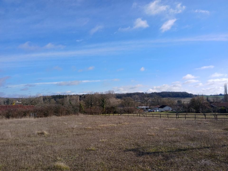 TERRAIN À CONSTRUIRE DE 1685 M² IDÉALEMENT SITUÉ À LA TO....
