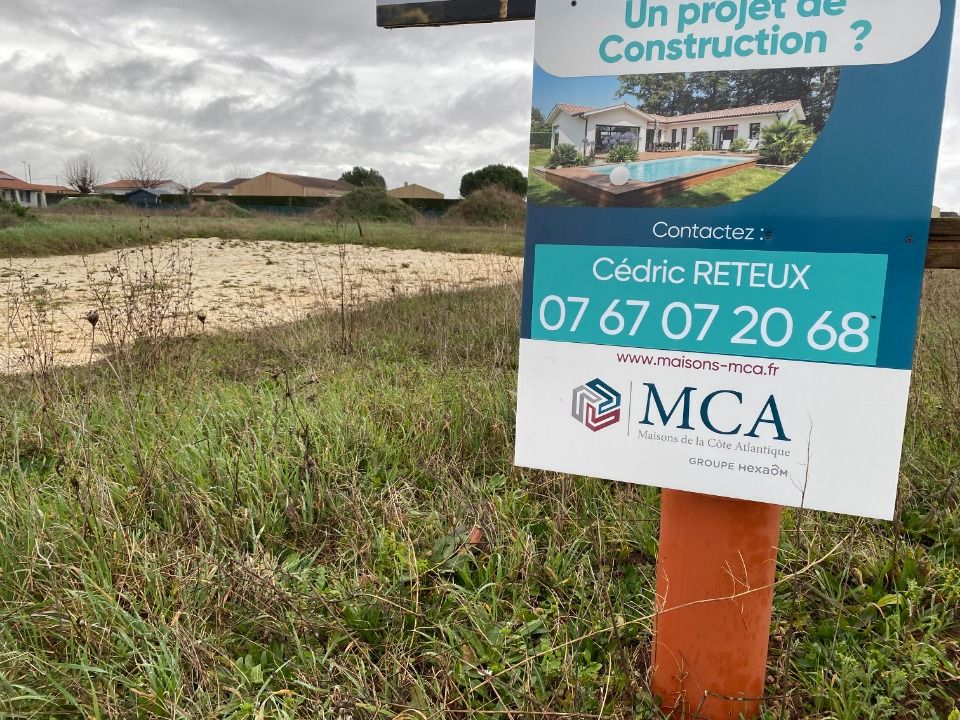?? Terrain constructible à Genouillé - 780 m² - 57 250 €....