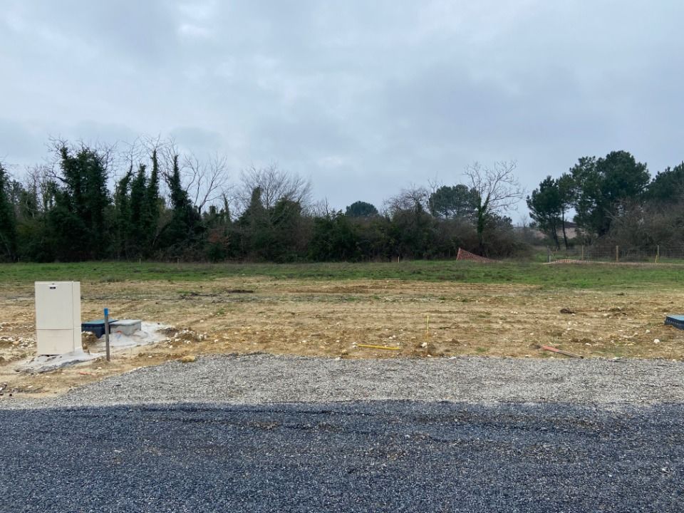 TERRAIN À CONSTRUIRE DE 352 M² IDÉALEMENT SITUÉ À ARÈS A....