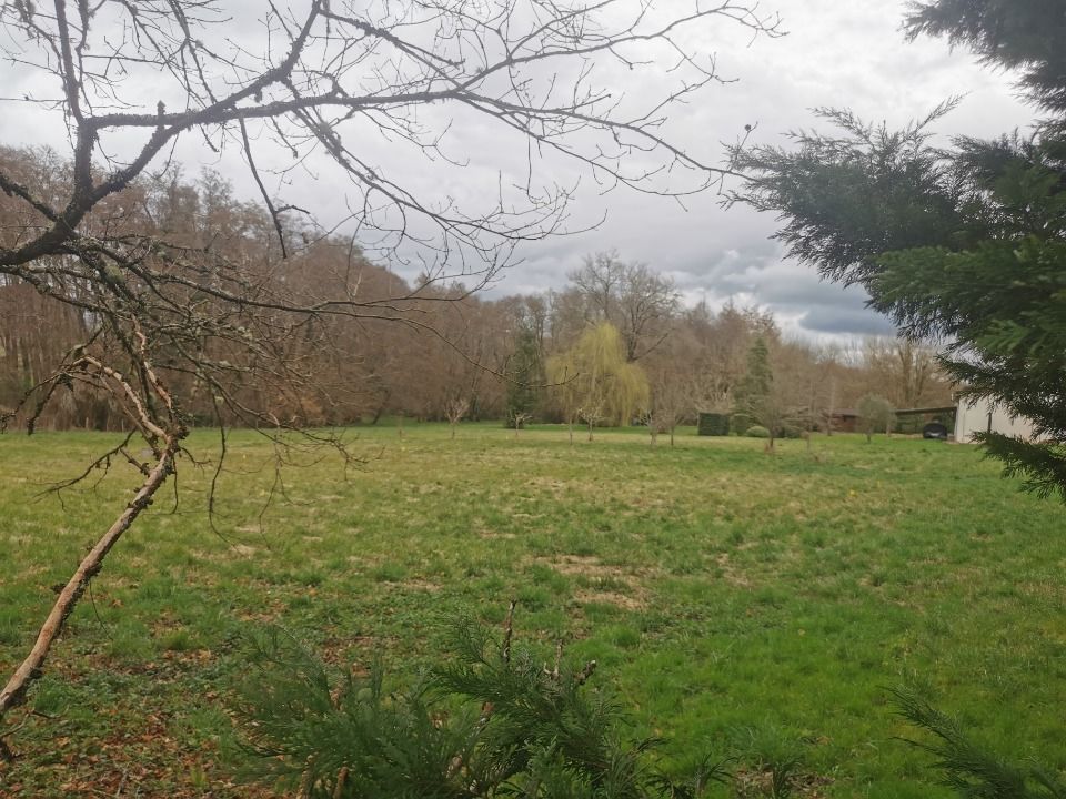 Terrain de 974 m² en vente à Lignan-de-Bazas Contacte....