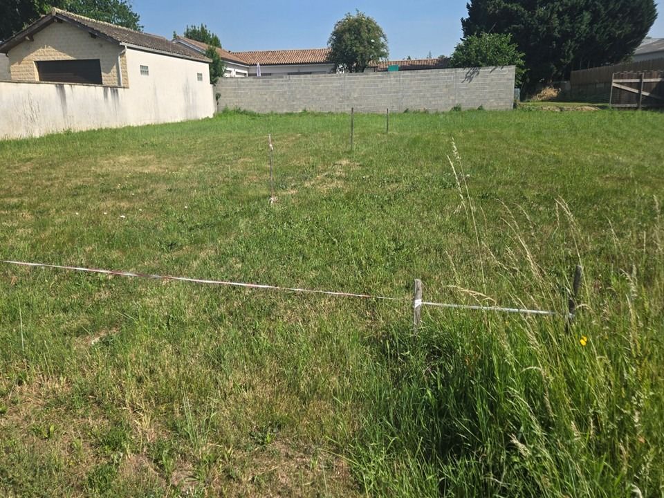 SAINT-ANDRÉ-DE-CUBZAC - TERRAIN CONSTRUCTIBLE DE 426 M²<....