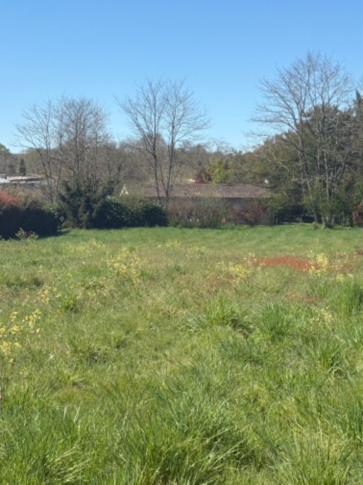 Beau terrain de 800 m2 à vendre sur la commune de Lugon ....