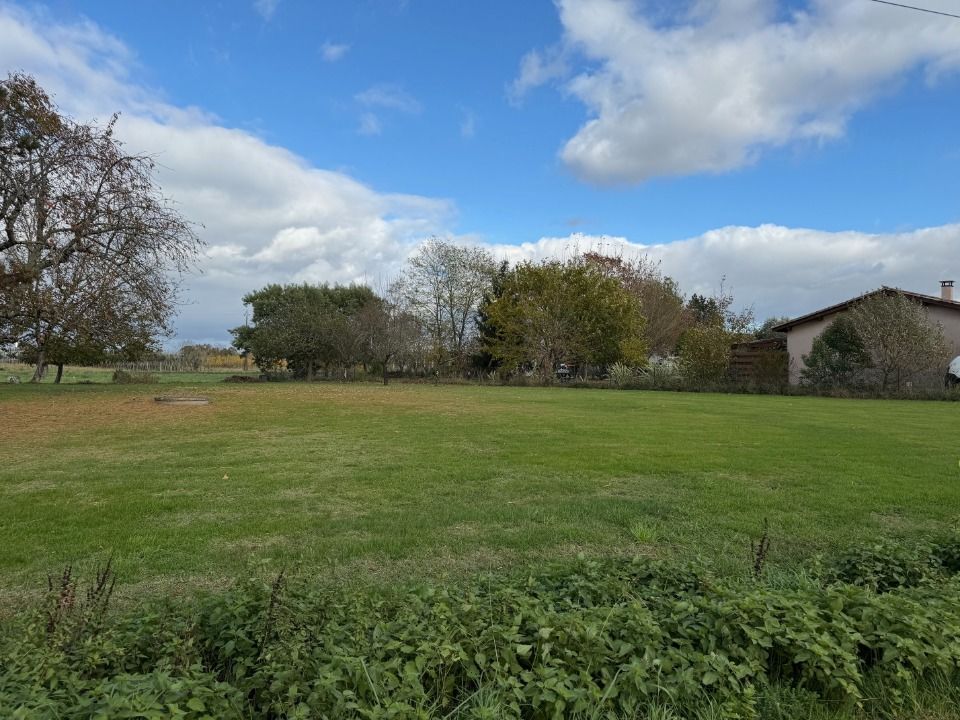 TERRAIN À CONSTRUIRE DE 1200 M² IDÉALEMENT SITUÉ À CASTE....