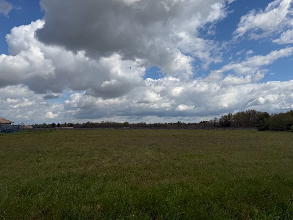 TERRAIN À CONSTRUIRE DE 800 M² À TARON, IDÉALEMENT SITUÉ....