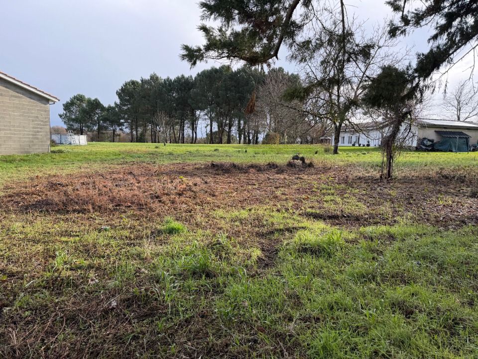 TERRAIN À CONSTRUIRE DE 900 M² IDÉALEMENT SITUÉ À BAZAS<....