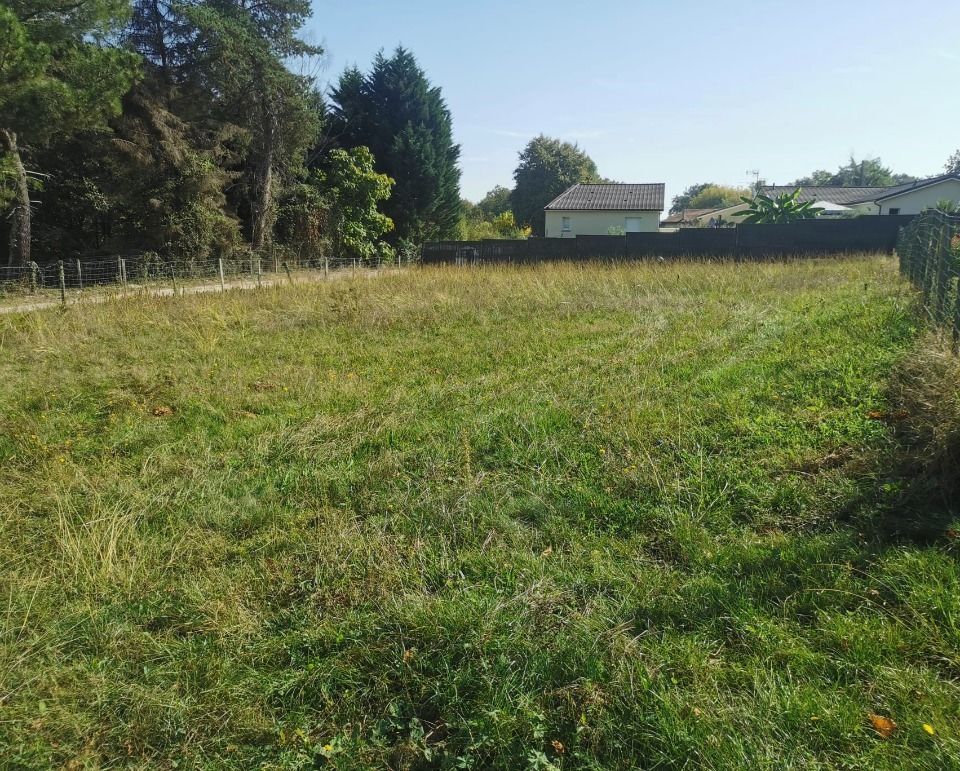 TERRAIN À CONSTRUIRE DE 950 M² À FARGUES Situé à ....