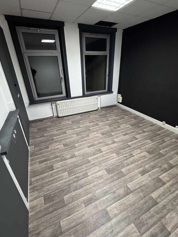 Atelier ou bureau de 16 m2 avec WC attenant