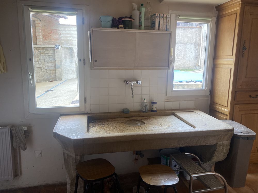 Vends belle fermette rénovée et spacieuse avec piscine.