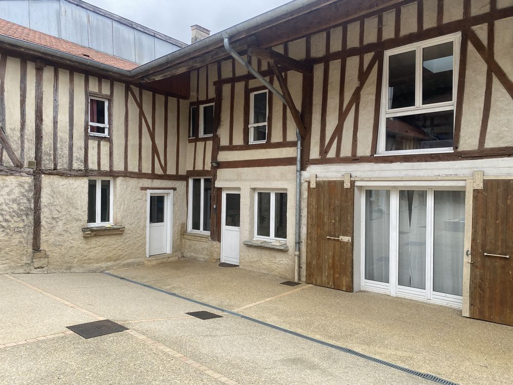 Vends belle fermette rénovée et spacieuse avec piscine.