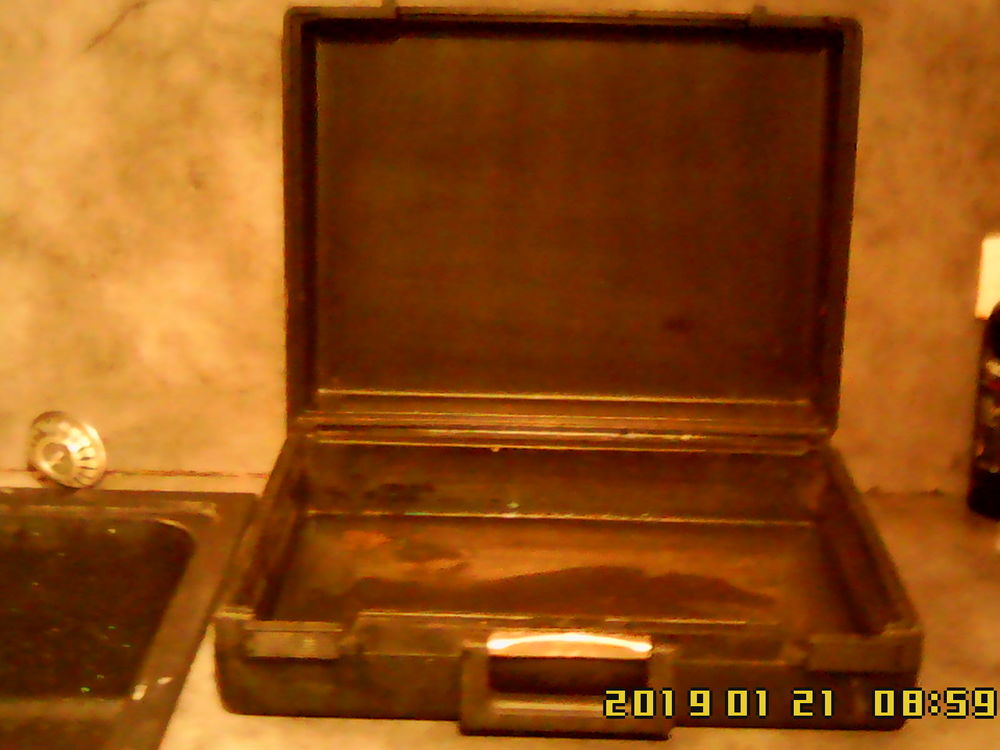 Mallette (environ 15 litres) en PVC. 10 Noailhac (81)