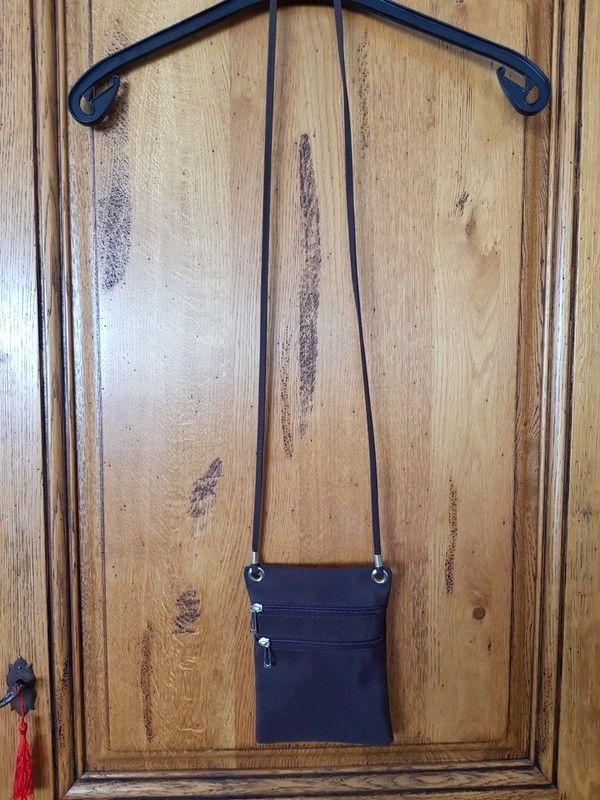Pochette marron se porte en bandouli�re 15 cm sur 21 cm deux 5 Viriat (01)