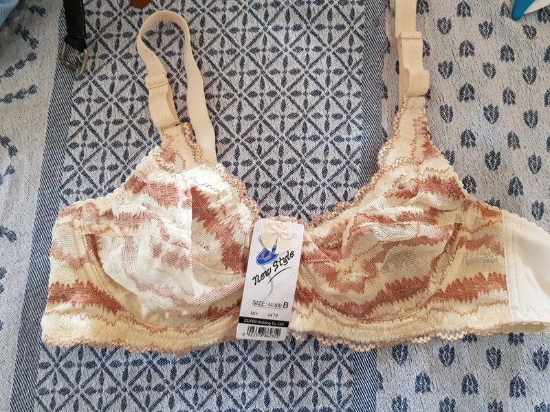 
Soutiens gorge beige et marron en dentelle neuf taille 100B 10 Viriat (01)