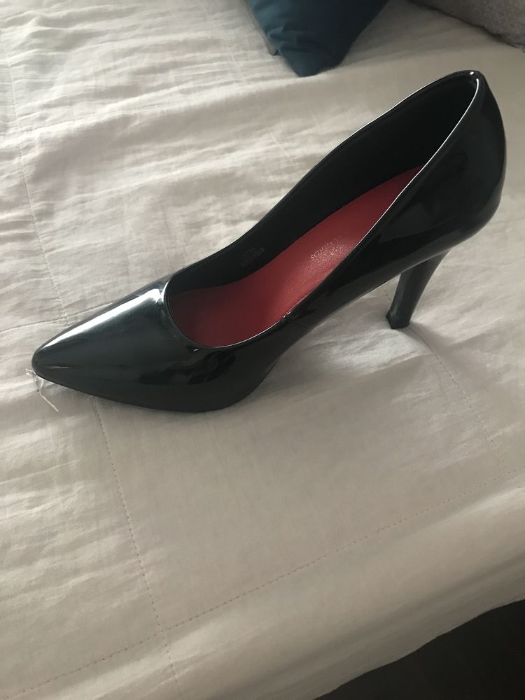 Chaussures talons jamais port�es cause blessure aux pieds. 80 Sarcelles (95)