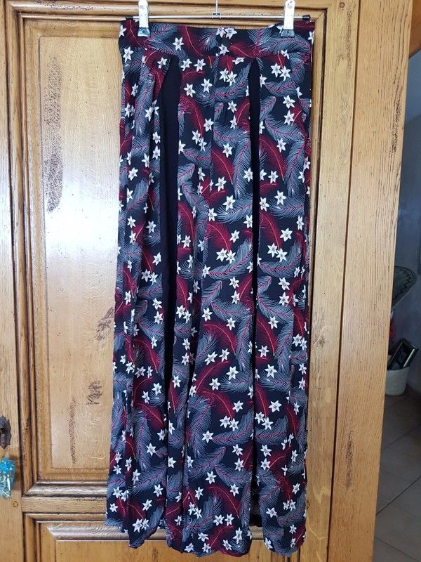 Pantalon jambes larges neuf noter taille m mais plus taille 7 Viriat (01)