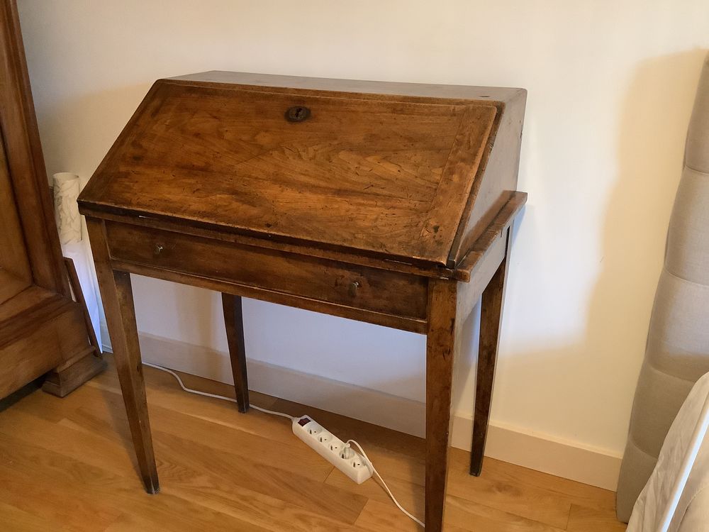 Vends secr�taire ancien ,
1200 �cully (69)