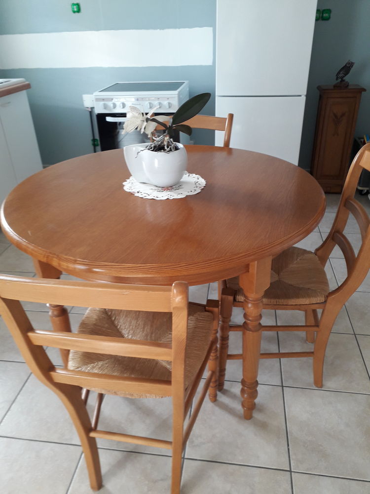 Table ronde  et chaises 100 Viennay (79)