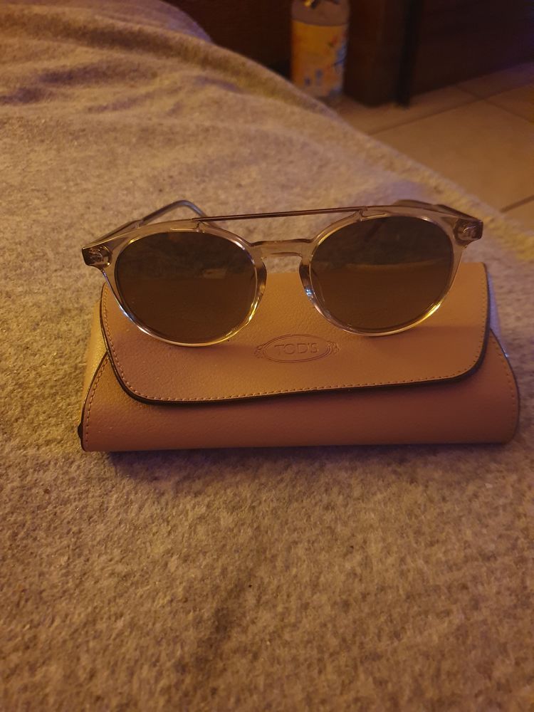 Vend jolie montures solaires tods neuve 280� 
135 Saint-Etienne (42)