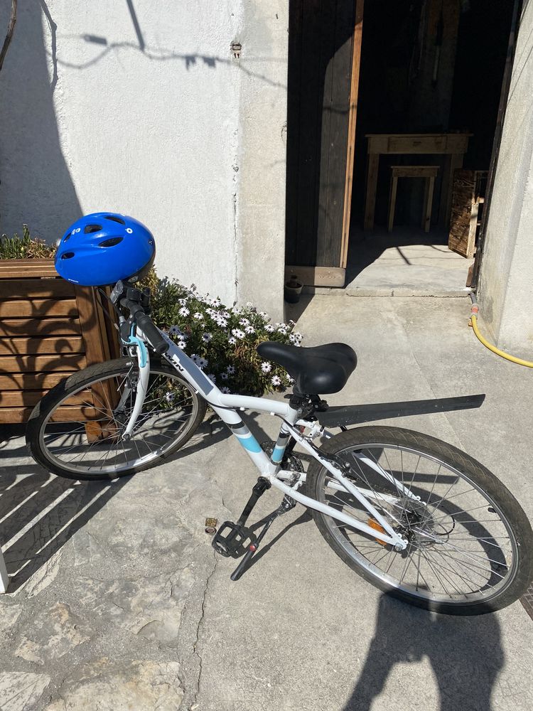 Vend v�lo + casque + 2 pneus 24 pouces
80 Castagniers (06)