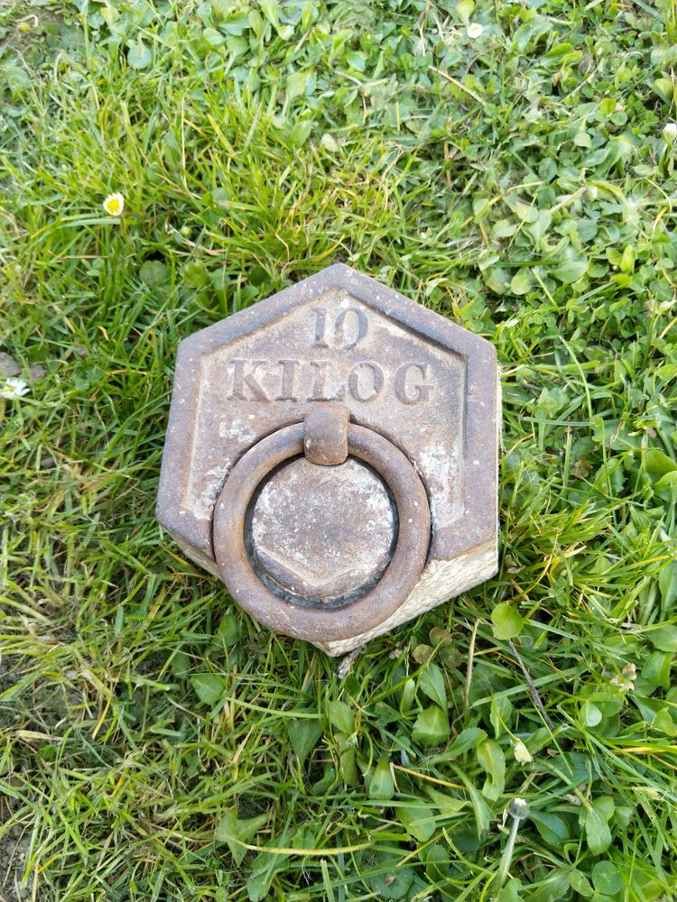 Poids anciens en fonte
45 Melun (77)