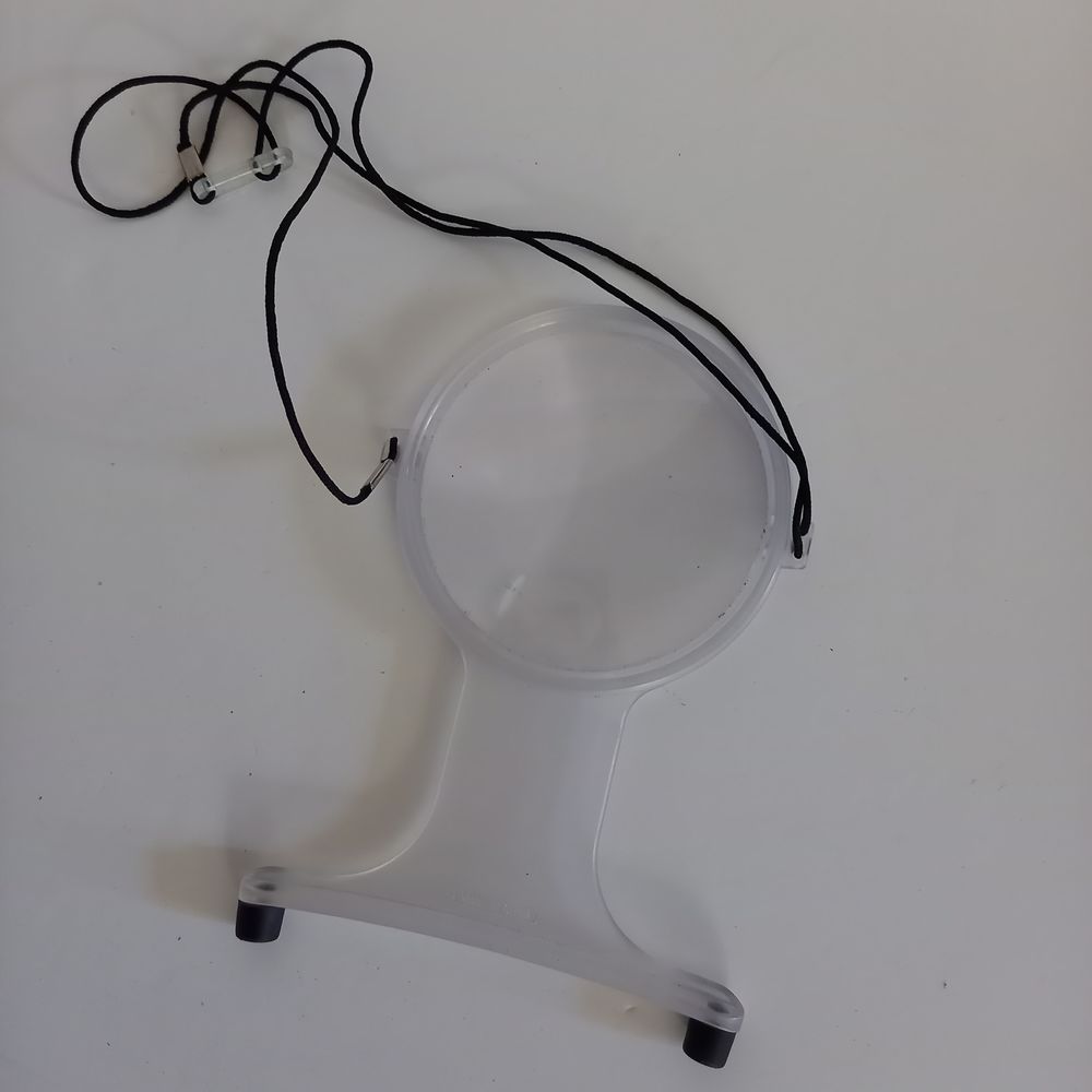 Loupe mains libres grand diam�tre, grossit jusqu'� 5 fois 3 Saumur (49)