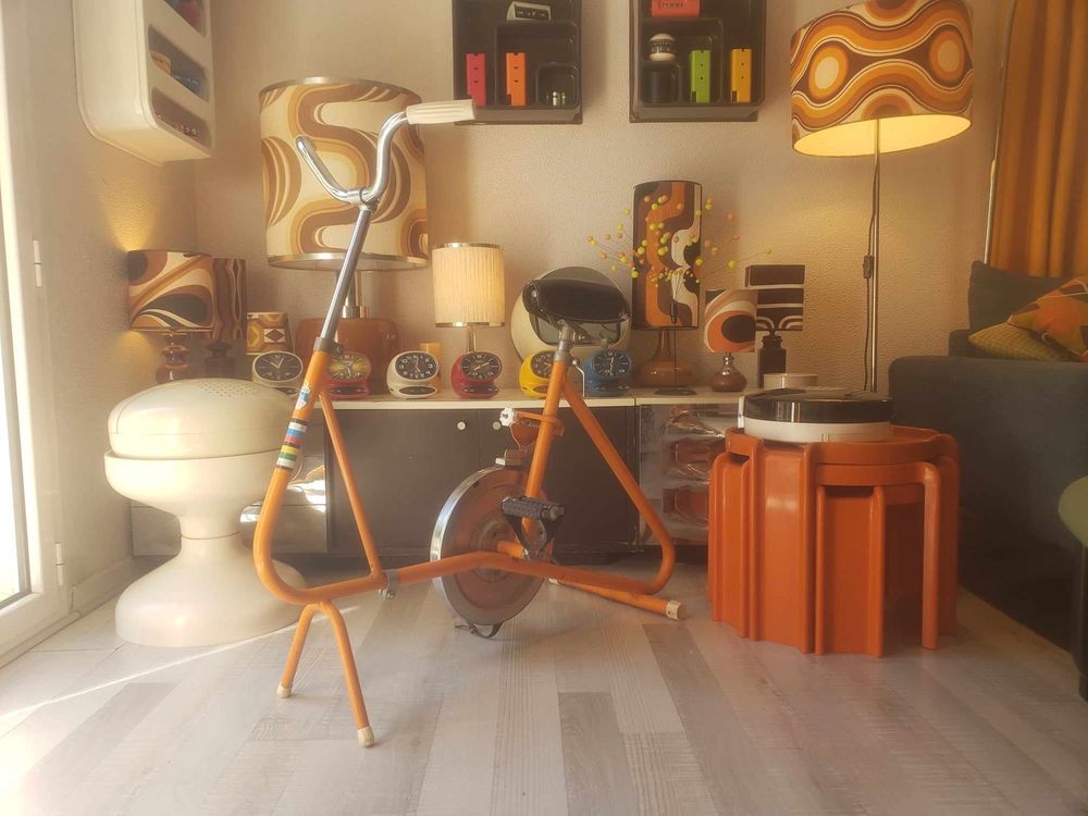 V�lo d'appartement orange vintage 25 Castries (34)