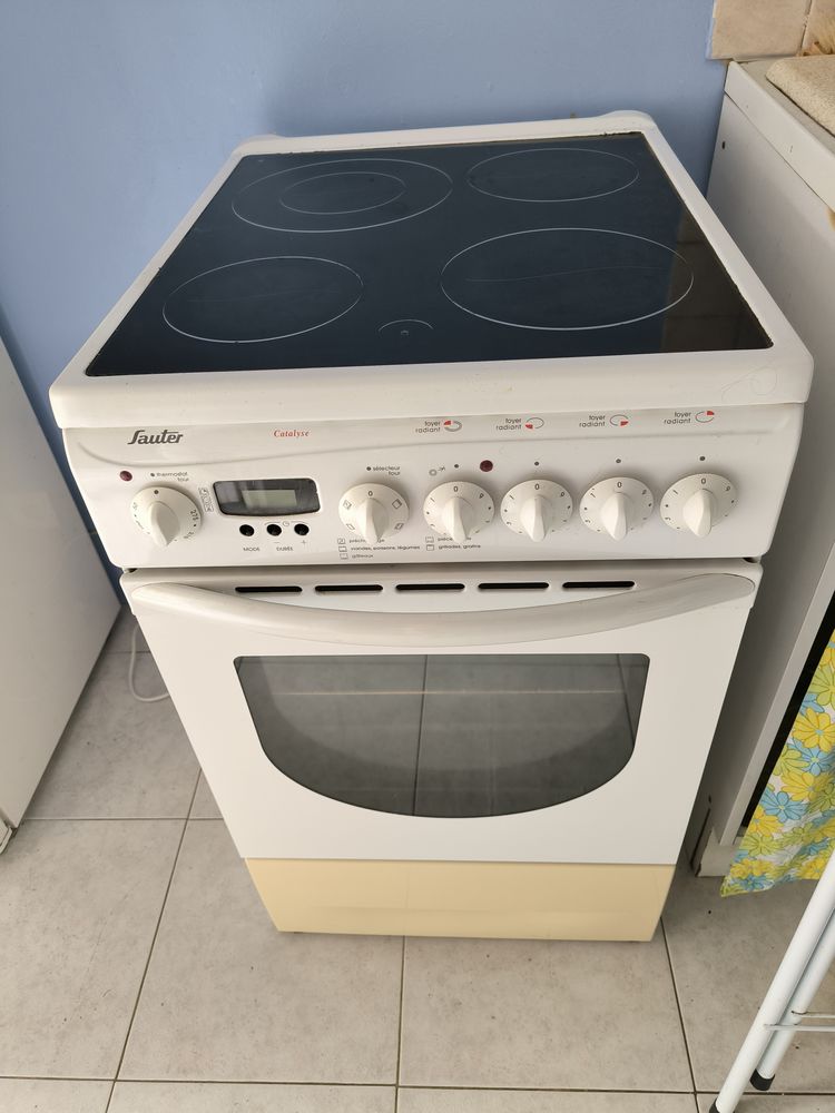 Cuisini�re vitroc�ramique avec four �lectrique 45 Bizanet (11)