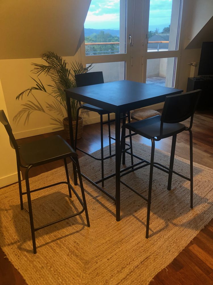 Table haute et deux tabourets
50 Montfort-sur-Meu (35)