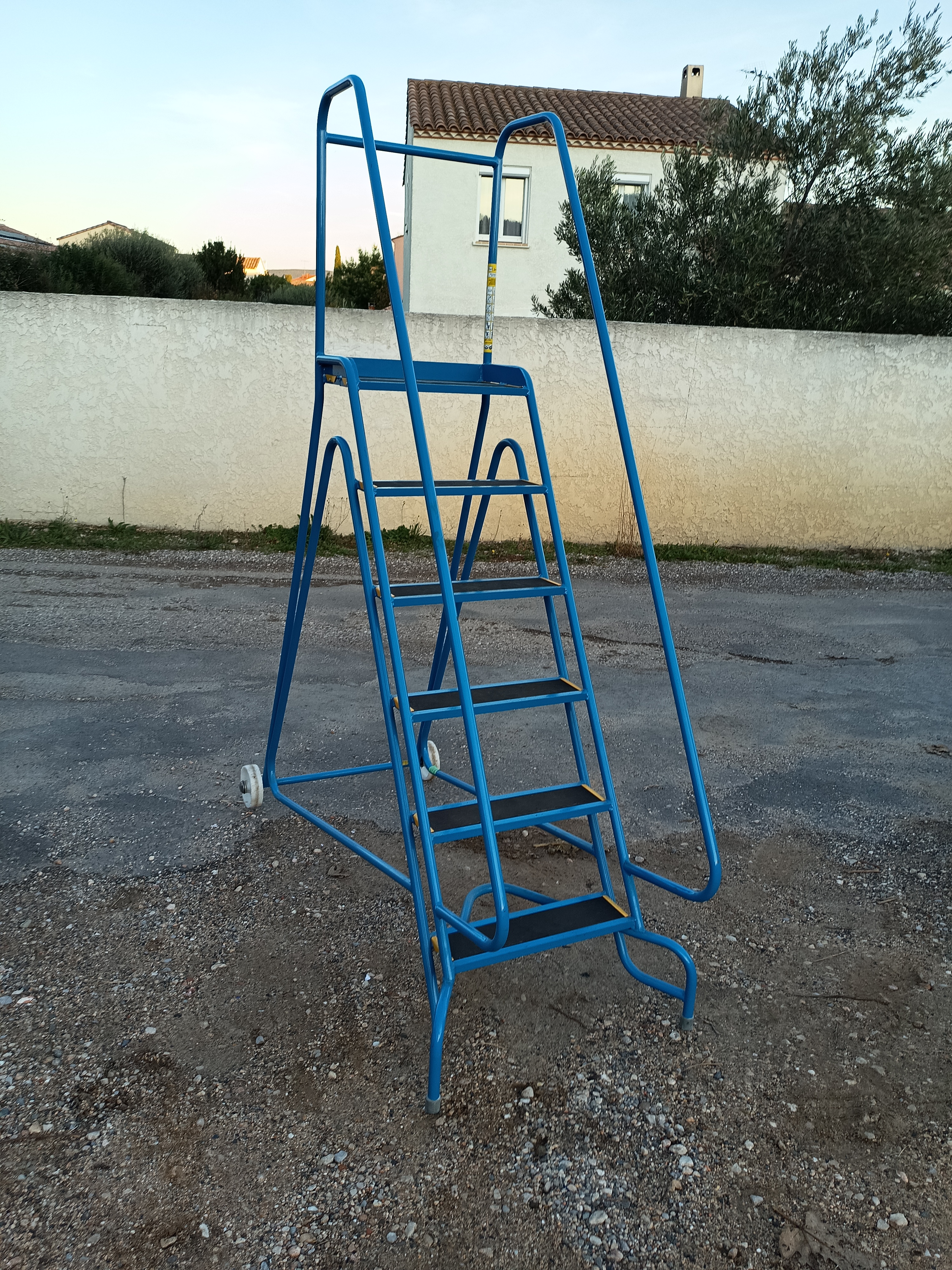 Brouette �chelle  escabeau sur roues de recolte 470 Saint-Jean-de-Fos (34)