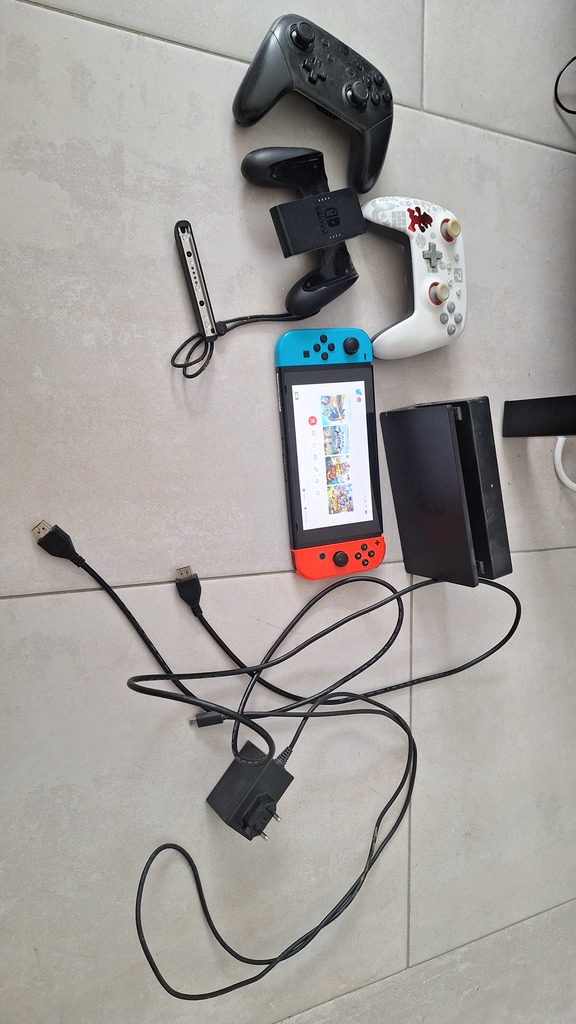 Lot Console Nintendo Switch + Accessoires +4 jeux num�rique 170 Froidfond (85)