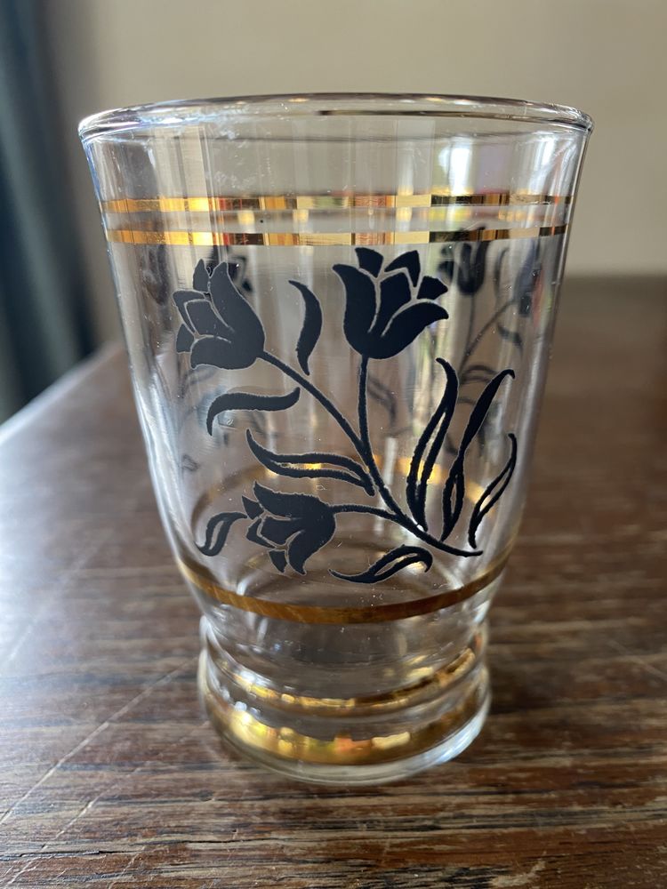 Verre ancien d�cor fleurs avec filets dor�s 15 Mittainvilliers (28)