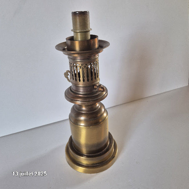 Pied de lampe � p�trole des ann�es 70-75 en laiton,  version 10 Saumur (49)