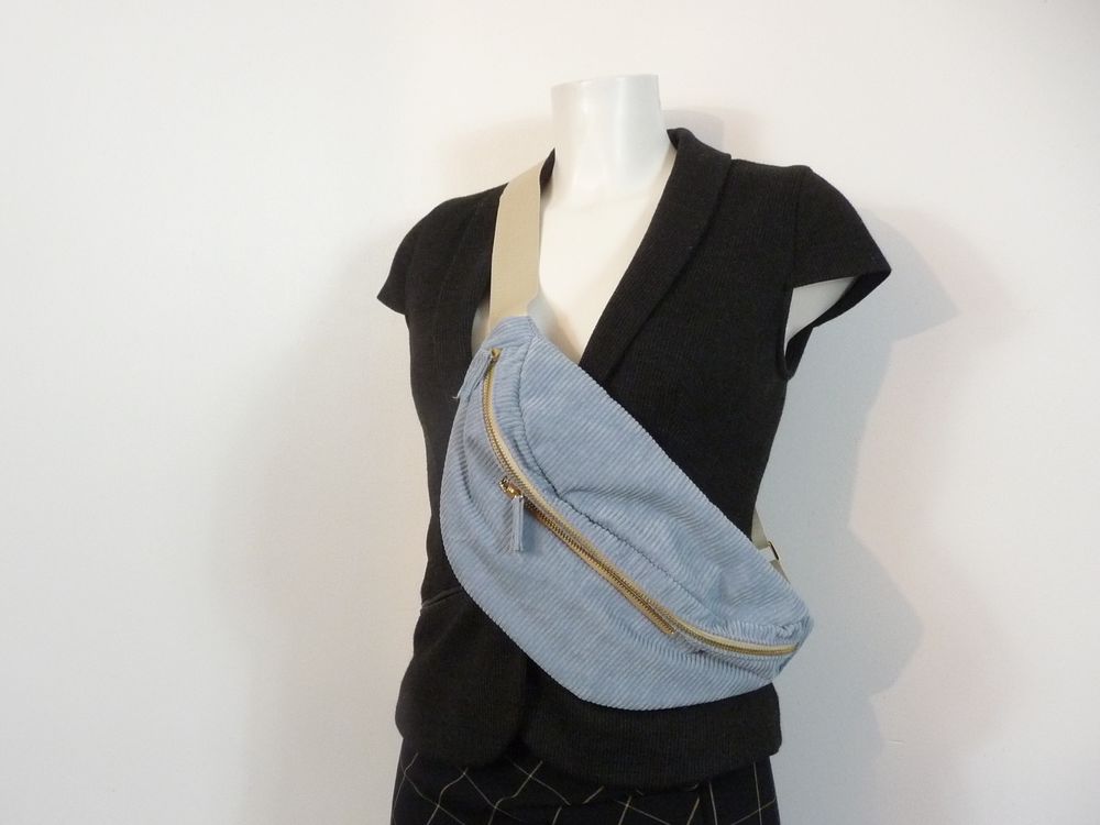 Sac Banane en Velours Bleu Ciel avec 2 Poches Zipp�es 35 Paris 15 (75)