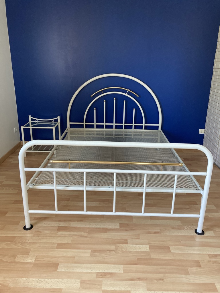 Lit double en m�tal avec sommier et table de chevet 60 Saint-Maurice-de-Gourdans (01)