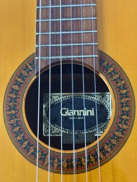 Guitare classique 
Mod�le GIANNINI Fabrication Brazil. 200 Teyran (34)