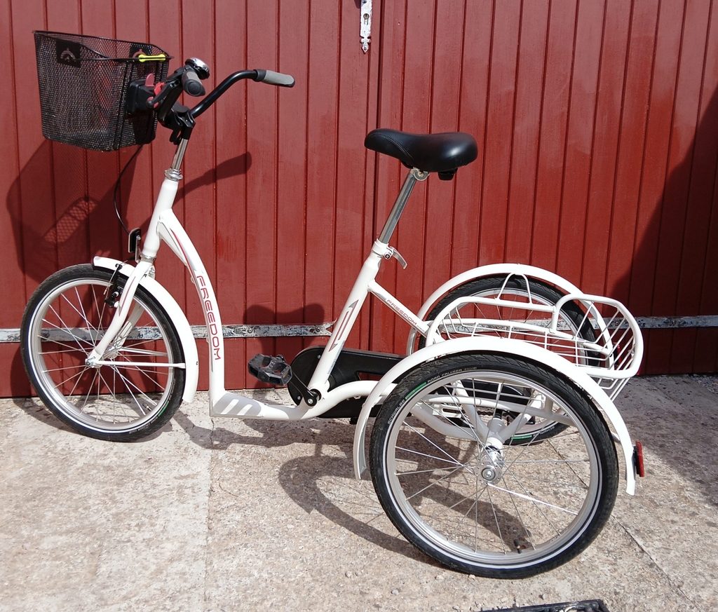 V�lo pliable blanc avec accessoires 230 L�zignan-Corbi�res (11)