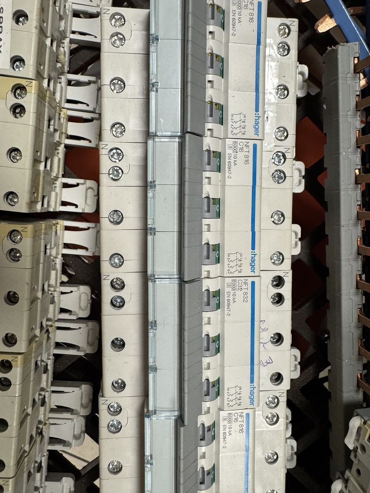 disjoncteurs tetrapolaires Hager 30 Uberach (67)