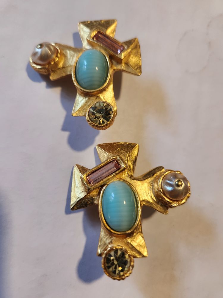 BO Clip croix dor�e DG cabochon bleu/ perle/strass C.LACROIX 195 Vigneux-sur-Seine (91)