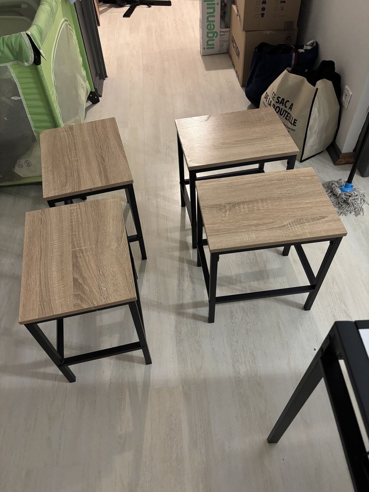 Petite table et quatre tabourets 110 Agen (47)