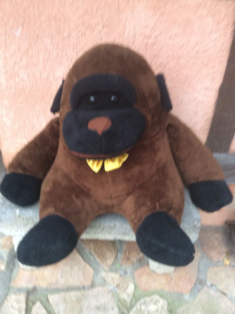 GRANDE PELUCHE GORILLE, en parfait �tat 25 Bessay-sur-Allier (03)
