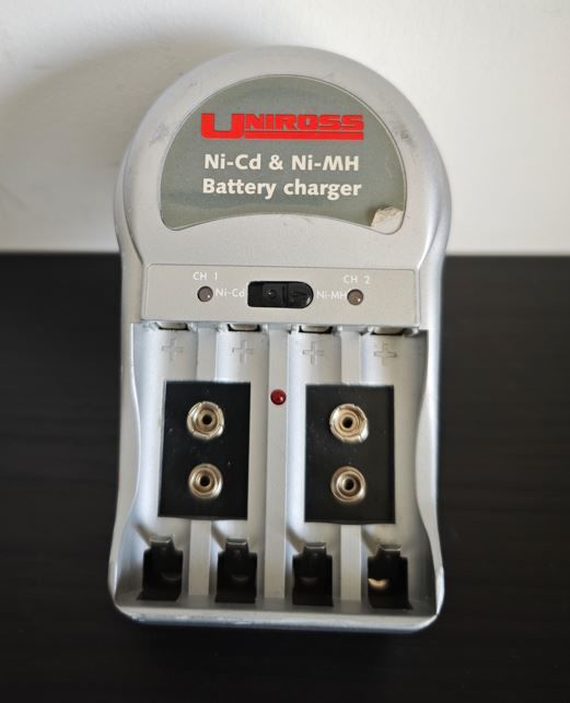 Chargeur de piles LR06 1.5 V et LR61 9 V 4 Metz (57)